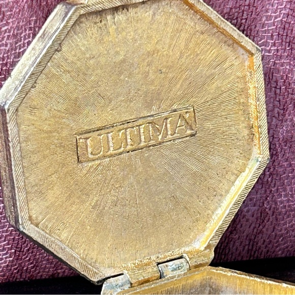 Vintage Charles Revson Ultima Ciara Cameo Gold Tone Octagon Compact - Picture 6 of 6
